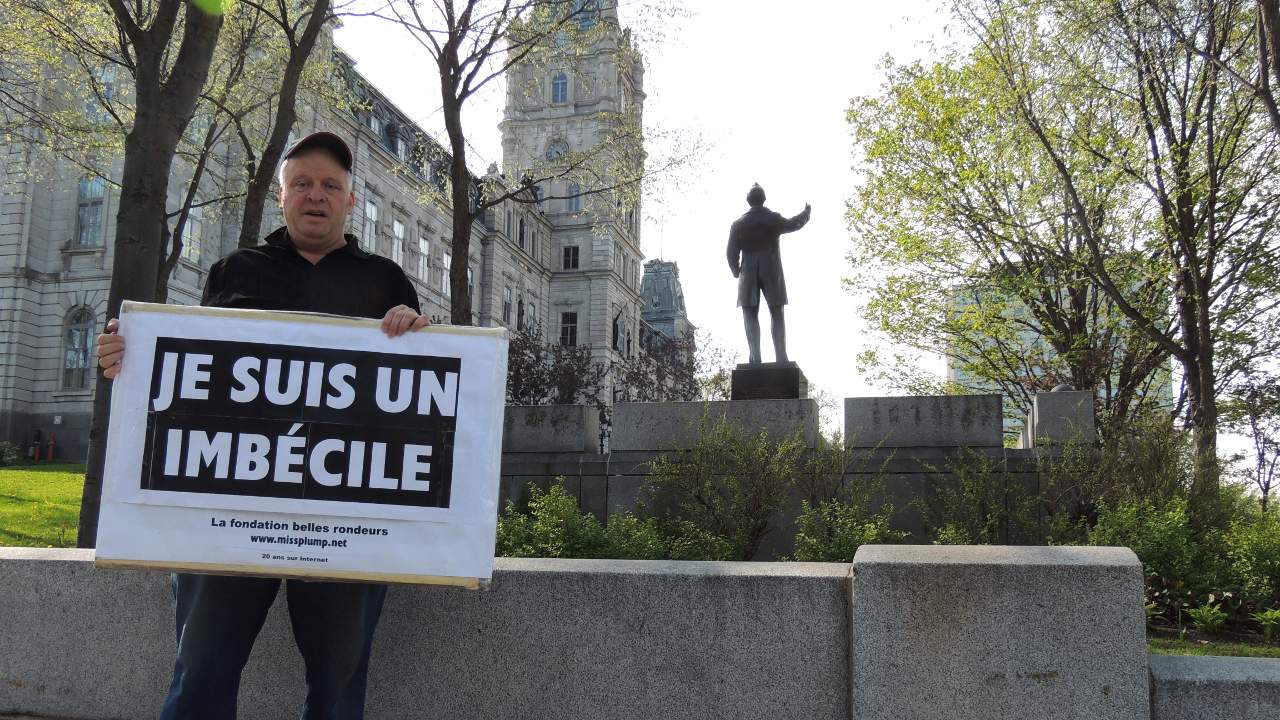 Derrière la statue de Louis-Joseph Papineau