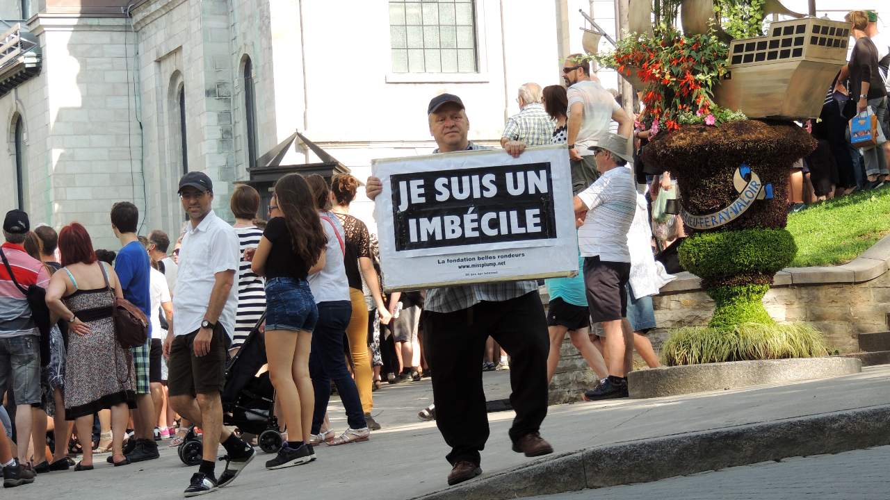José Breton l'imbécile devant l'Hôtel de ville de Québec.