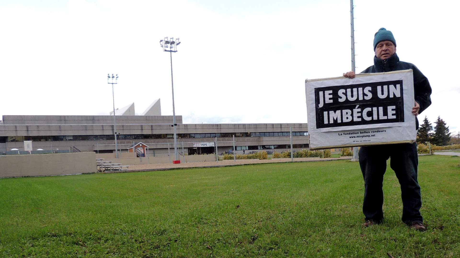 L'imbécile a été formé en éducation physique.