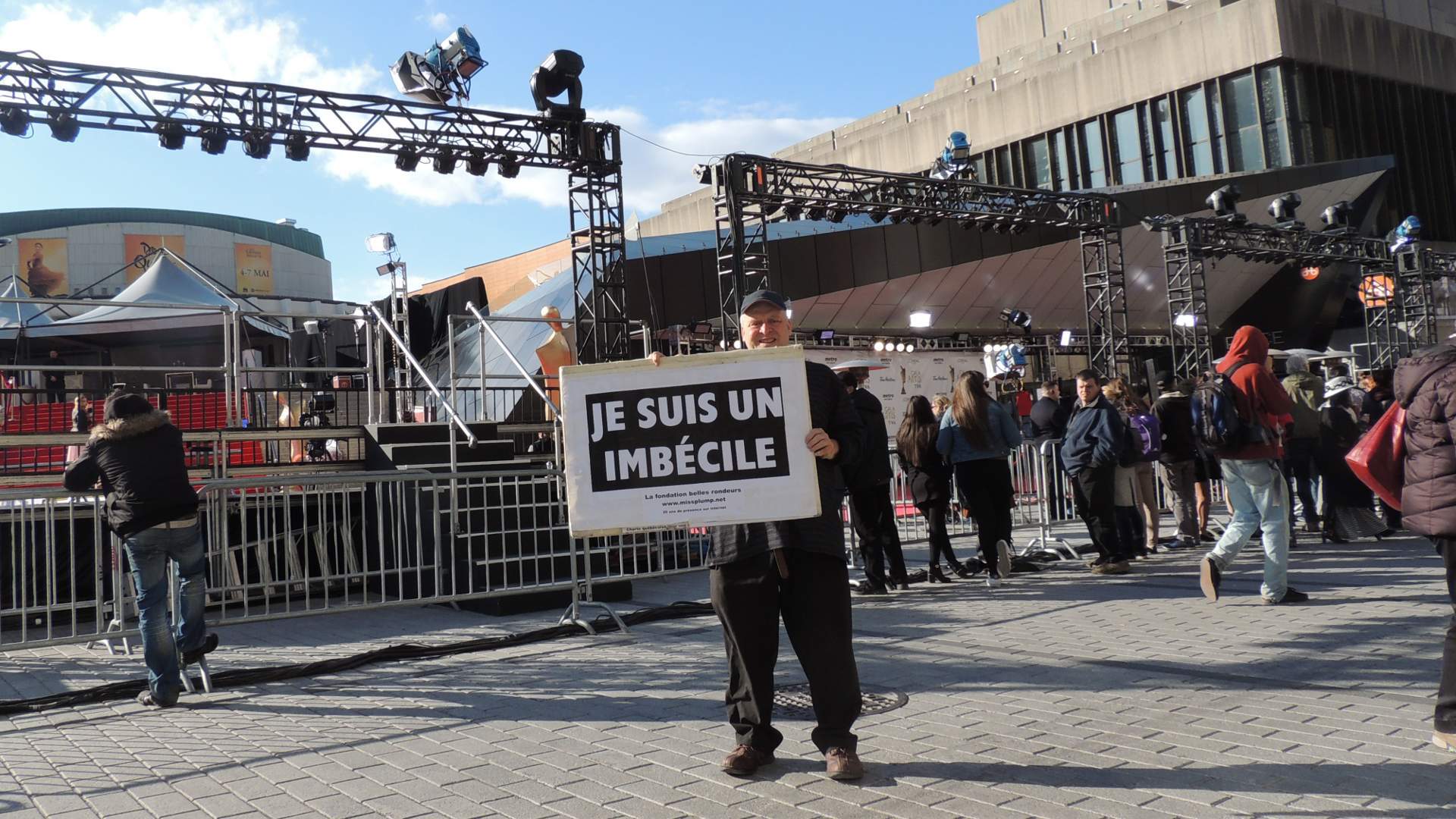 L'imbécile qui manifeste au gala artis 2016 devant devant place des arts à Montréal