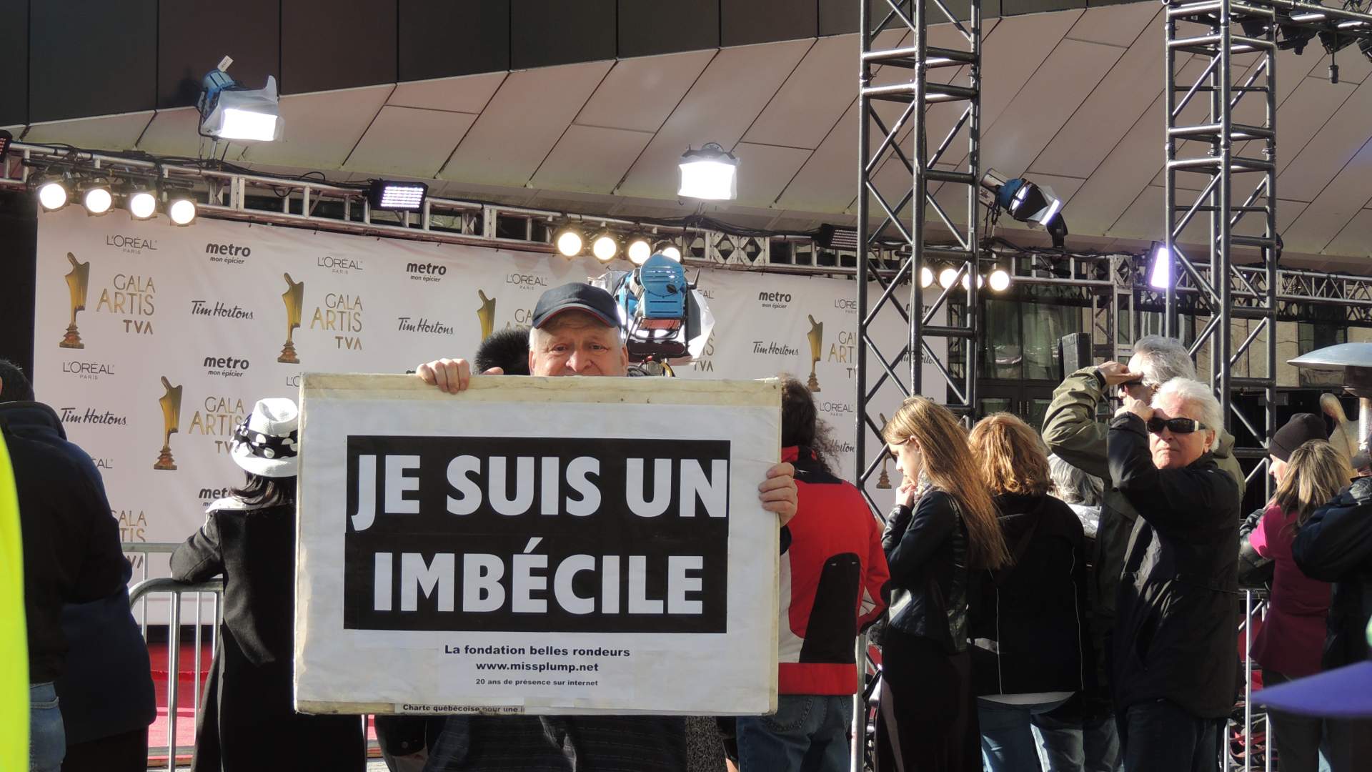 L'imbécile devant le tapis rouge du gala artis