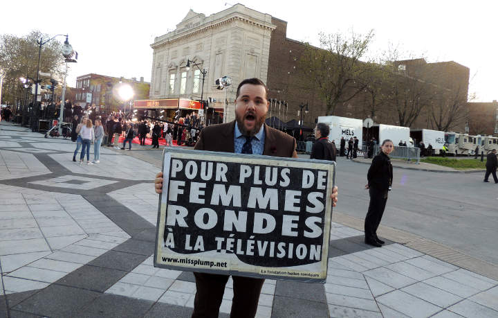 Le comdien Antoine Bertrand tient ma pancarte pour plus de femmes rondes  la tlvision au gala artis 2019