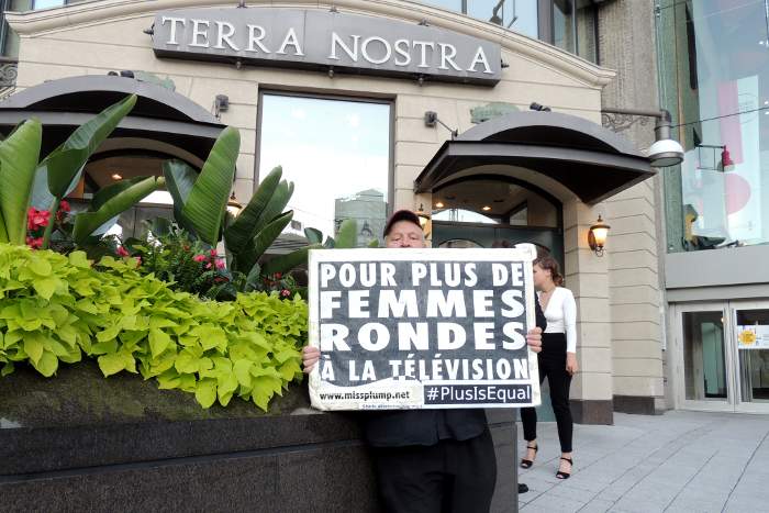Moi devant le restaurant Terra Nostra dans place desjardins avec mon affiche et le hashtag #PlusIsEqual