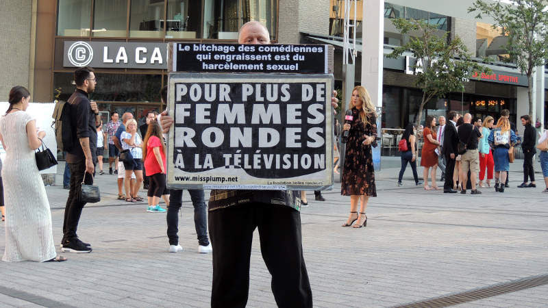 José Breton devant le complexe desjardins manifestant pour plus de femmes rondes à la télévision au gala des prix gémeaux 2018.