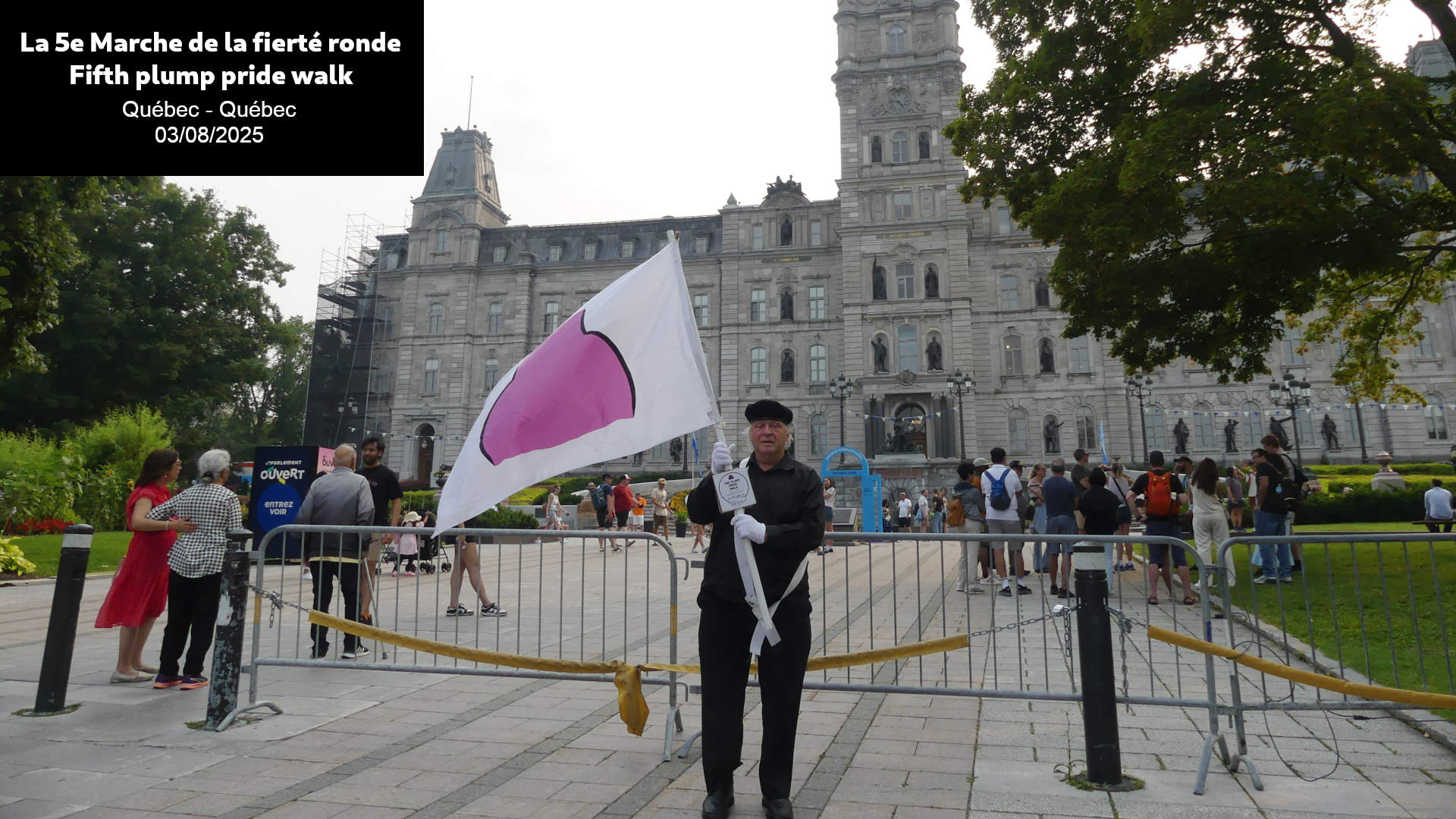 Devant le parlement du Qubec avec le drapeau de la fiert ronde.