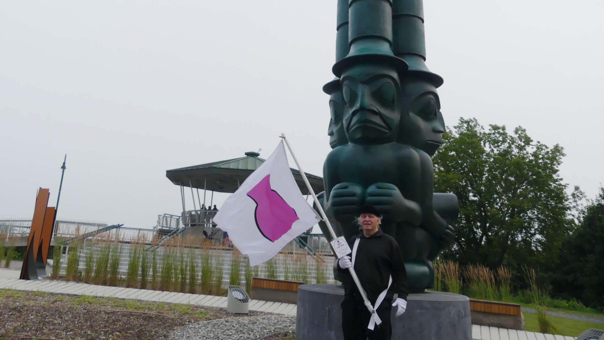 Je marche avec mon drapeau de la fiert ronde au-dessus de le Cap Diamant