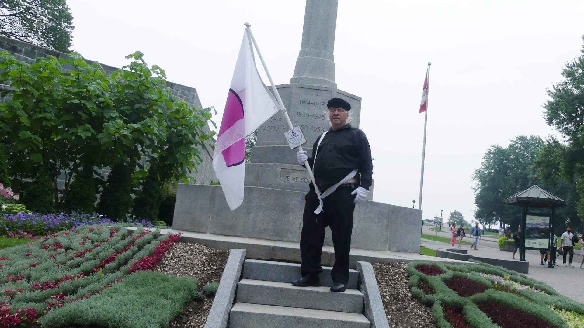 Je marche avec mon drapeau de la fiert ronde devant la Croix du Sacrifice