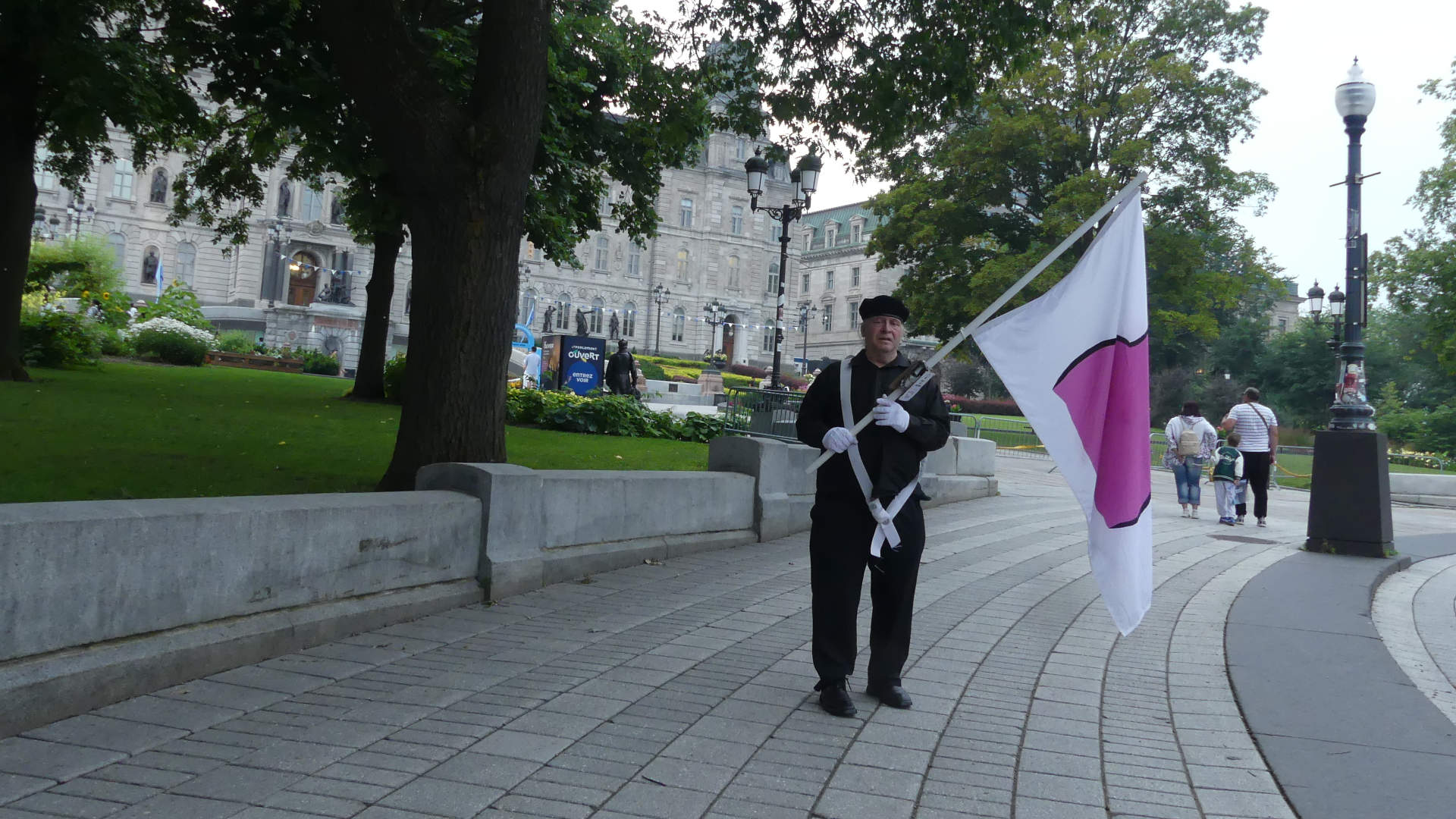 Je marche avec mon drapeau de la fiert ronde retour au Parlement de Qubec.