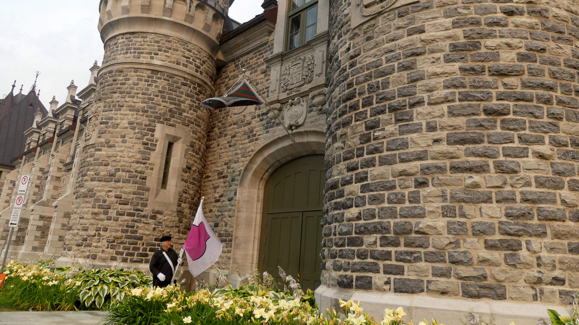Je marche avec mon drapeau de la fiert ronde devant le Mange militaire Voltigeurs de Qubec