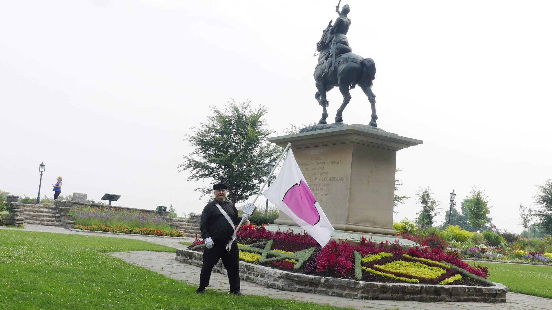 Je marche avec mon drapeau de la fiert ronde devant le jardin Jeanne-d'Arc