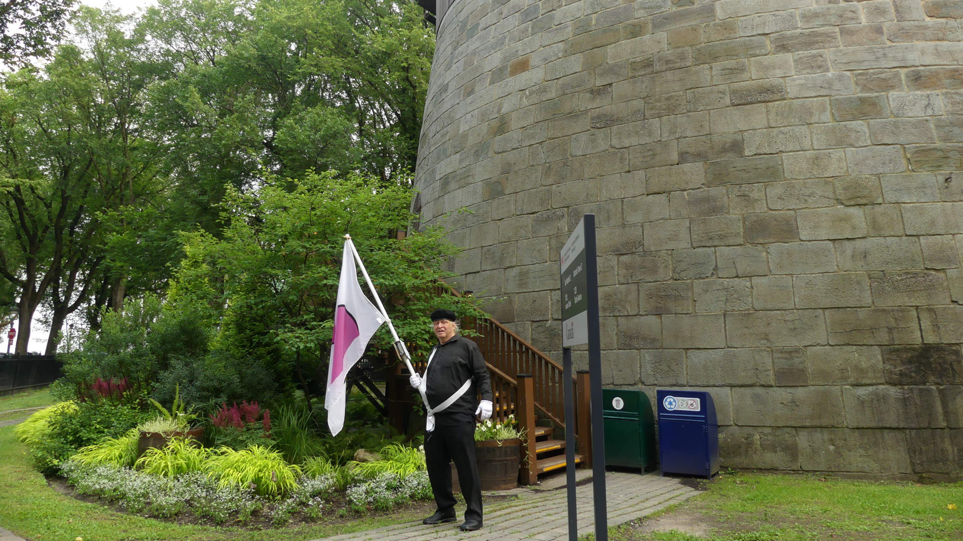 Je marche avec mon drapeau de la fiert ronde devant la Tour Martello 2