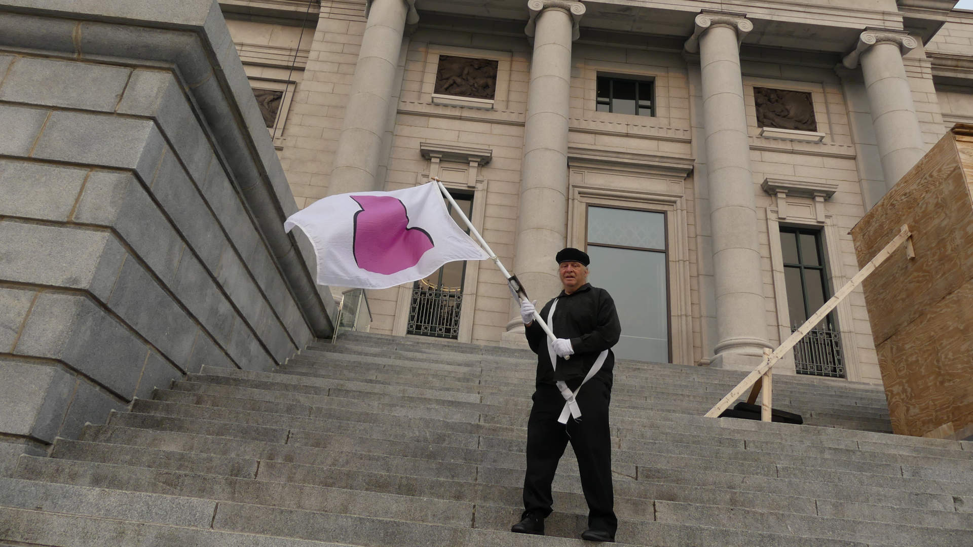 Je marche avec mon drapeau de la fiert ronde devant Muse des beaux arts du Qubec