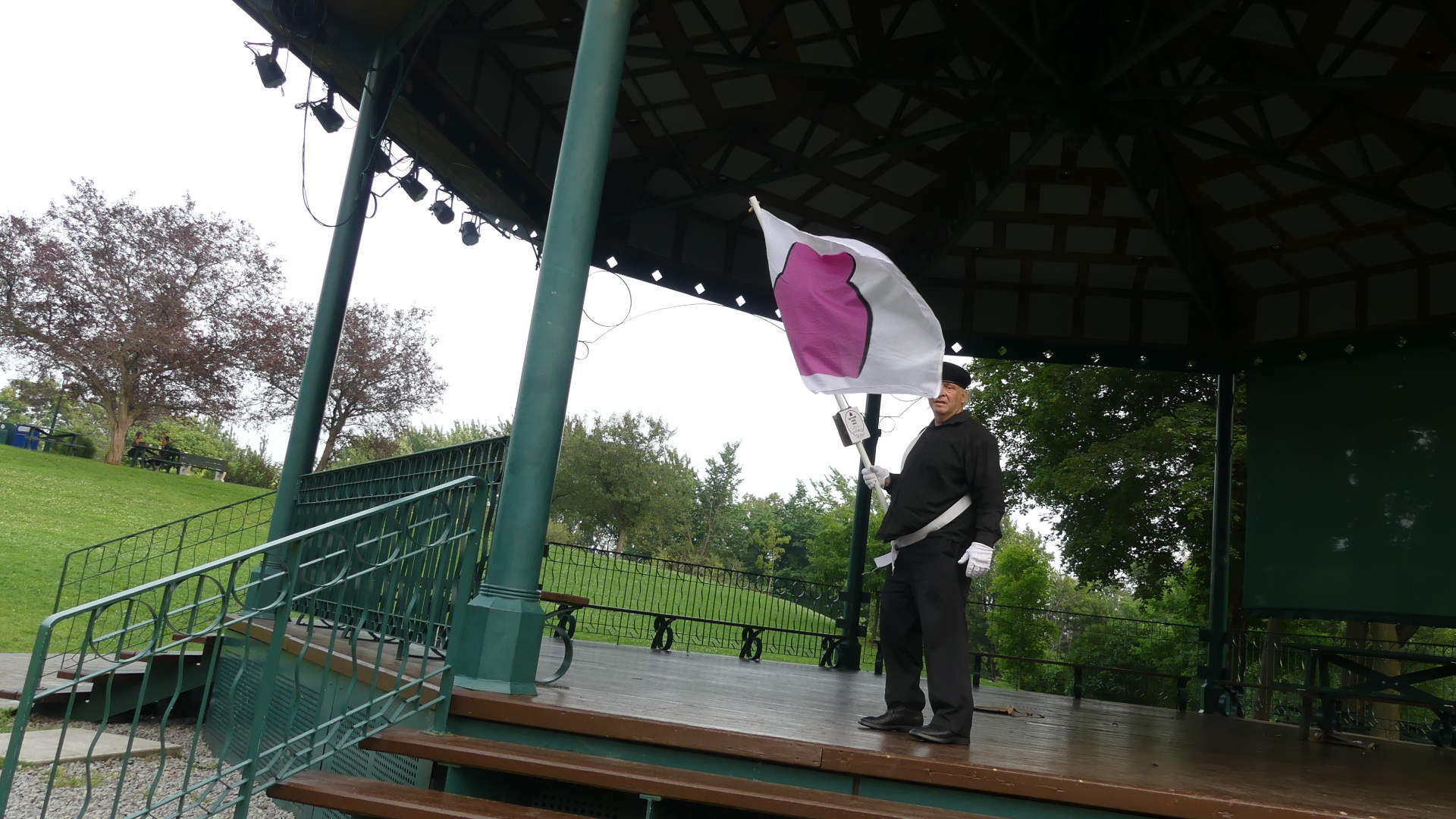 Je marche avec mon drapeau de la fiert ronde devant le Kiosque Edwin-Blanger