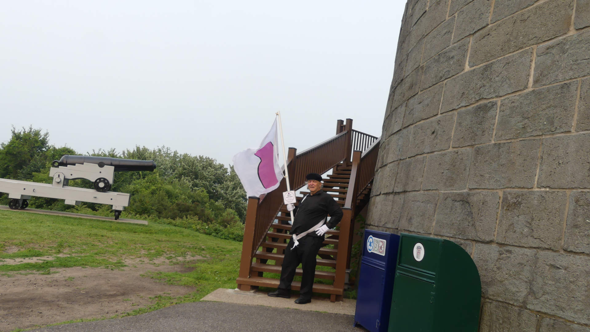 Je marche avec mon drapeau de la fiert ronde devant la Tour Martello 1