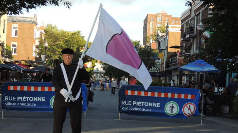 Je marche avec mon drapeau de la fierté ronde sur l'avenue Cartier