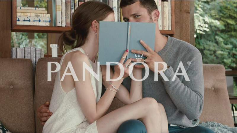 Une anorexique dans une publicit tl de bijoux Pandora