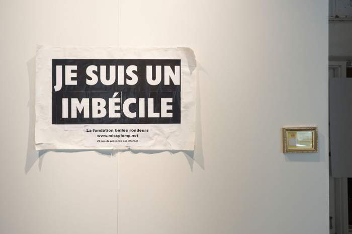 Mon affiche «je suis un imbécile» avec laquelle j'ai manifesté dans la rue .