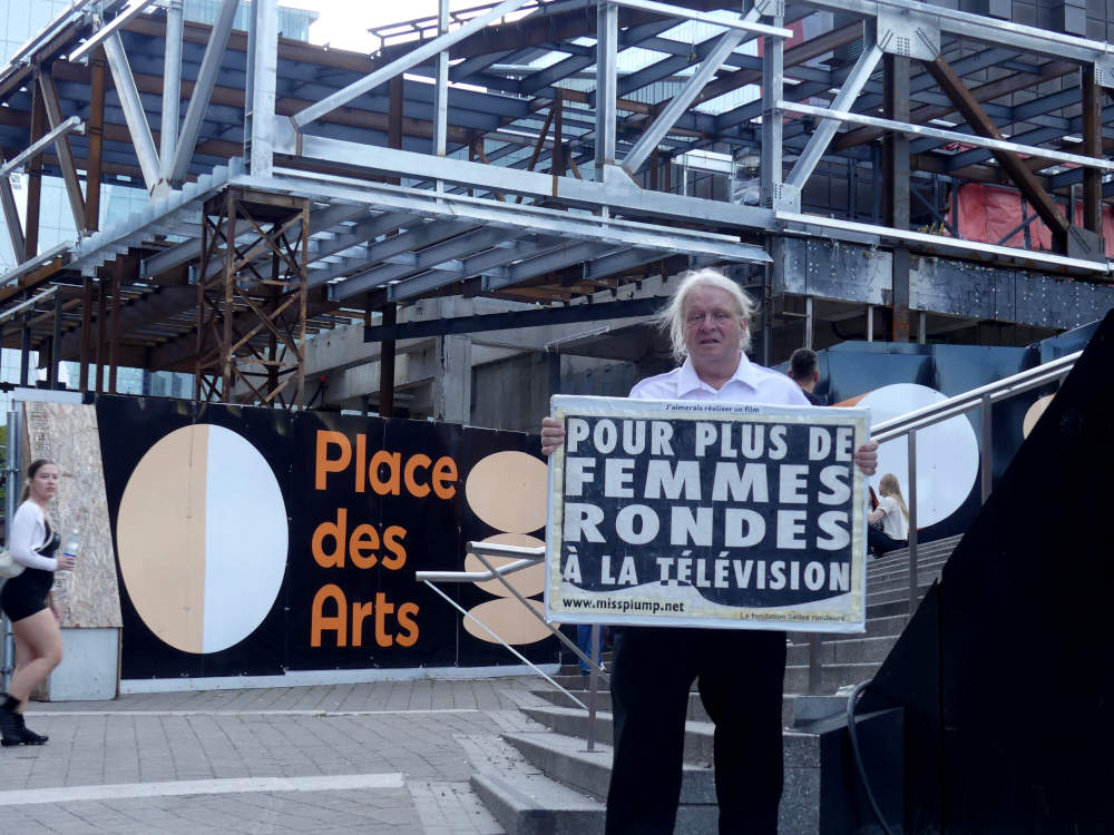 Jos Breton devant le muse d'art contemporain en rnovation manifestant sur la rue Ste-Catherine pour plus de femmes rondes  la tlvision au gala des prix gmeaux 2025.