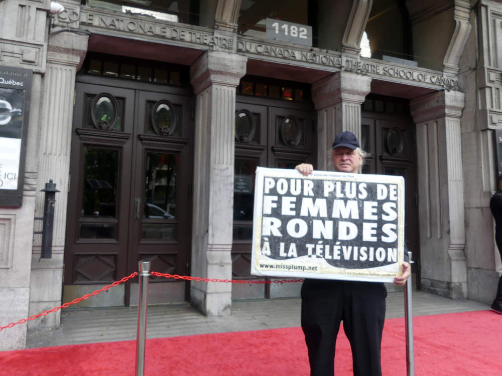 Jos� Breton devant l'entr�e du Th��tre du Monument National � Montr�al manifestant pour plus de femmes rondes � la t�l�vision au gala des prix g�meaux 2026.
