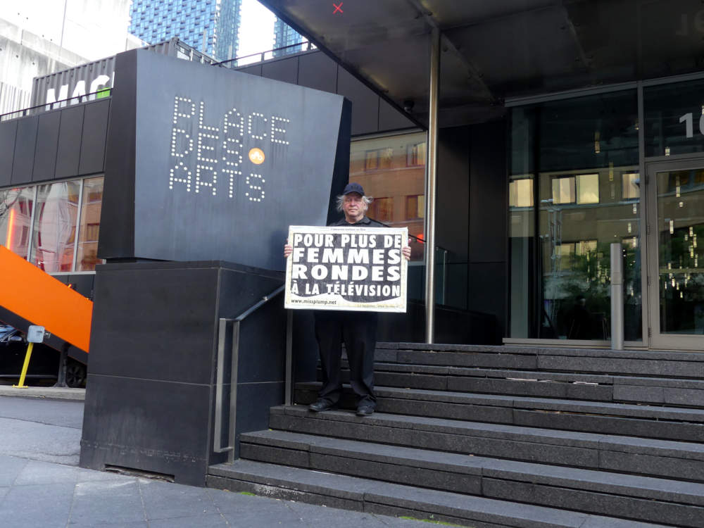 Jos� Breton devant l'entr�e de la Place des arts donnant acc�s � la Salle Wilfrid-Pelletier 1600, rue Saint-Urbain Montr�al manifestant pour plus de femmes rondes � la t�l�vision au gala des prix g�meaux 2026.