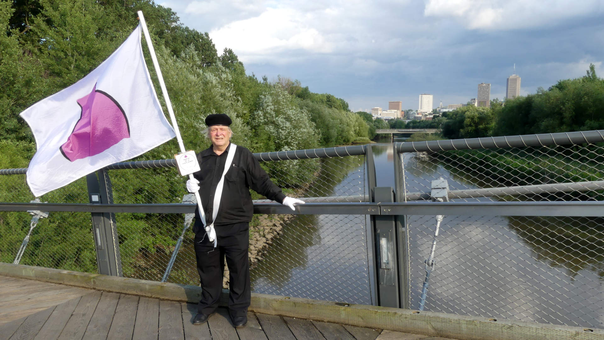 Je marche avec mon drapeau de la fiert� ronde sur Passerelle de la Tortue au bout de la 8e rue