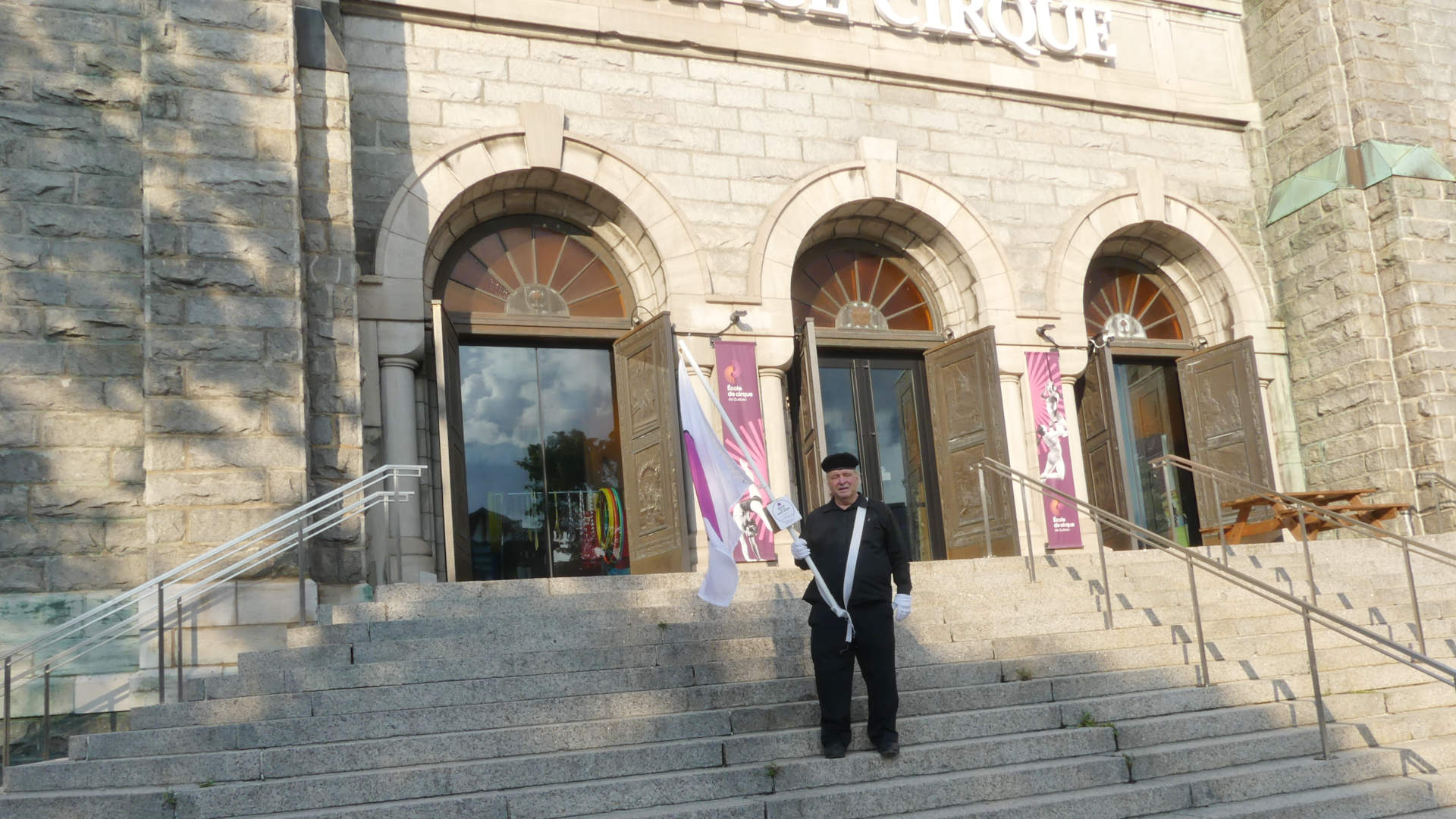 Je marche avec mon drapeau de la fiert� ronde devant l'�glise St-Esprit Limoilou