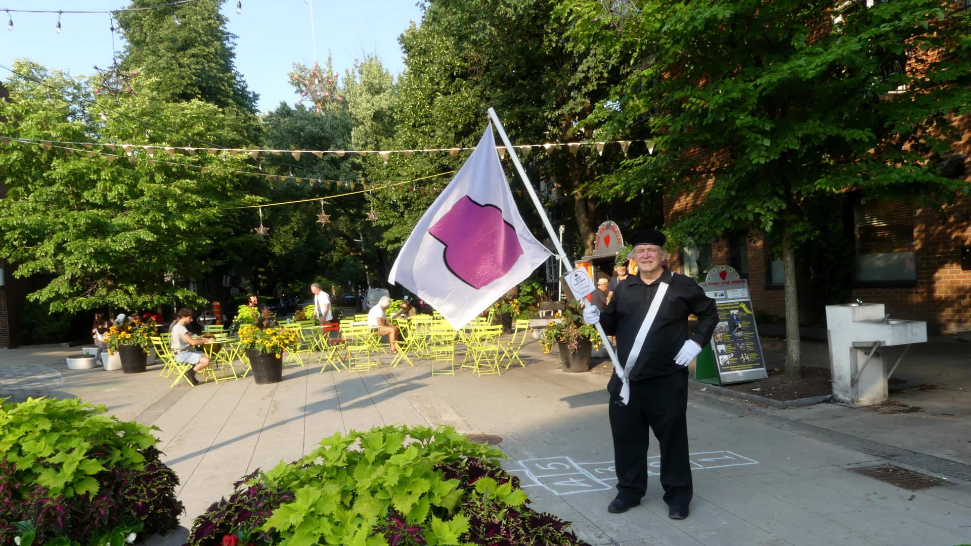 Je marche avec mon drapeau de la fiert� ronde devant la Place Limoilou au bout du chemin de la Canardi�re