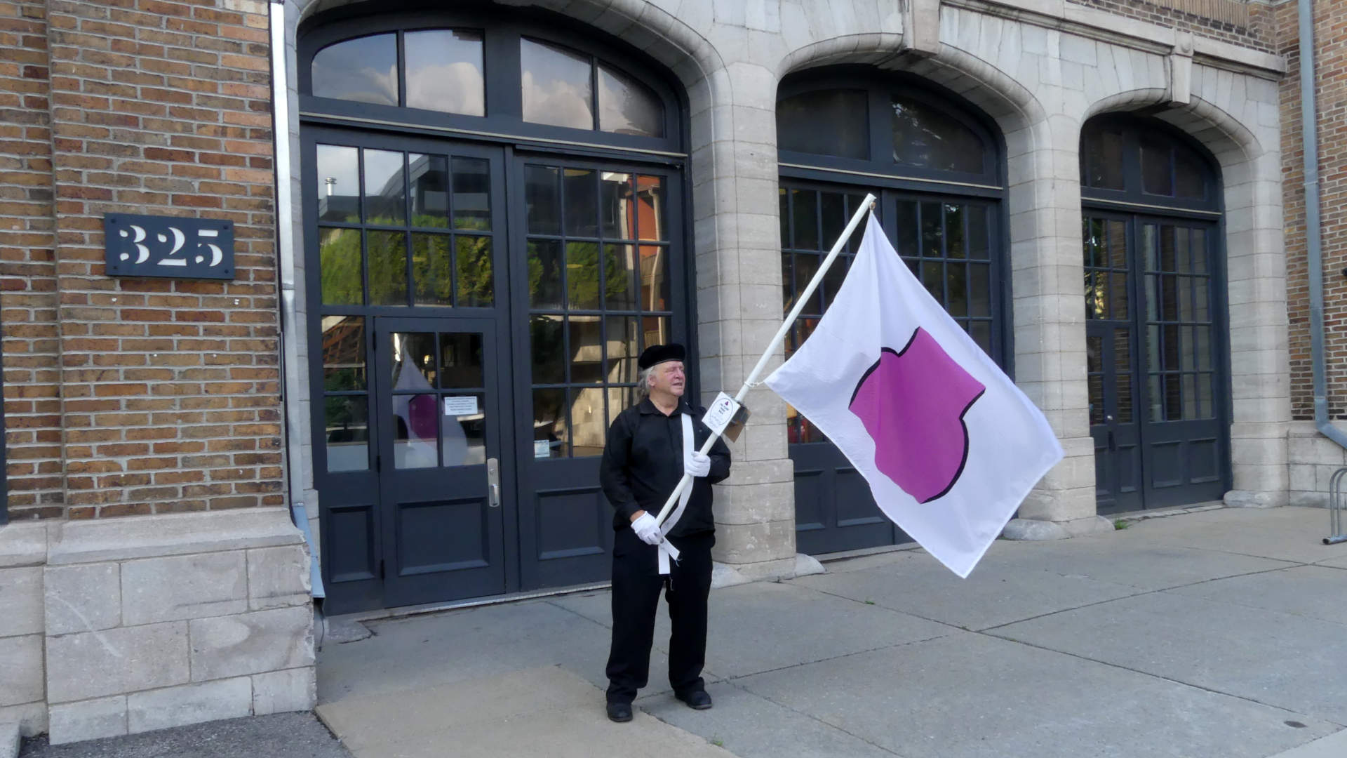 Je marche avec mon drapeau de la fiert� ronde devant la Caserne de pompiers no.10 5e rue limoilou