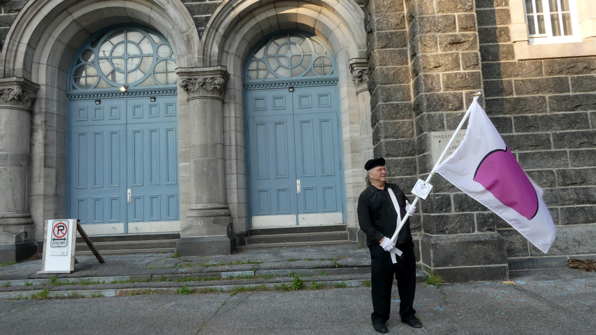 Je marche avec mon drapeau de la fiert� ronde devant l'�glise Saint-Charles de Limoilou