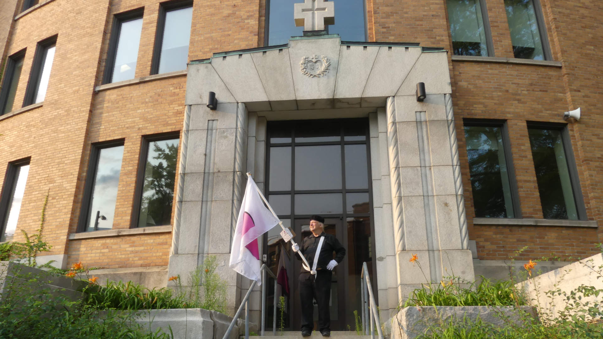 Je marche avec mon drapeau de la fiert� ronde devant le C�gep de Limoilou
