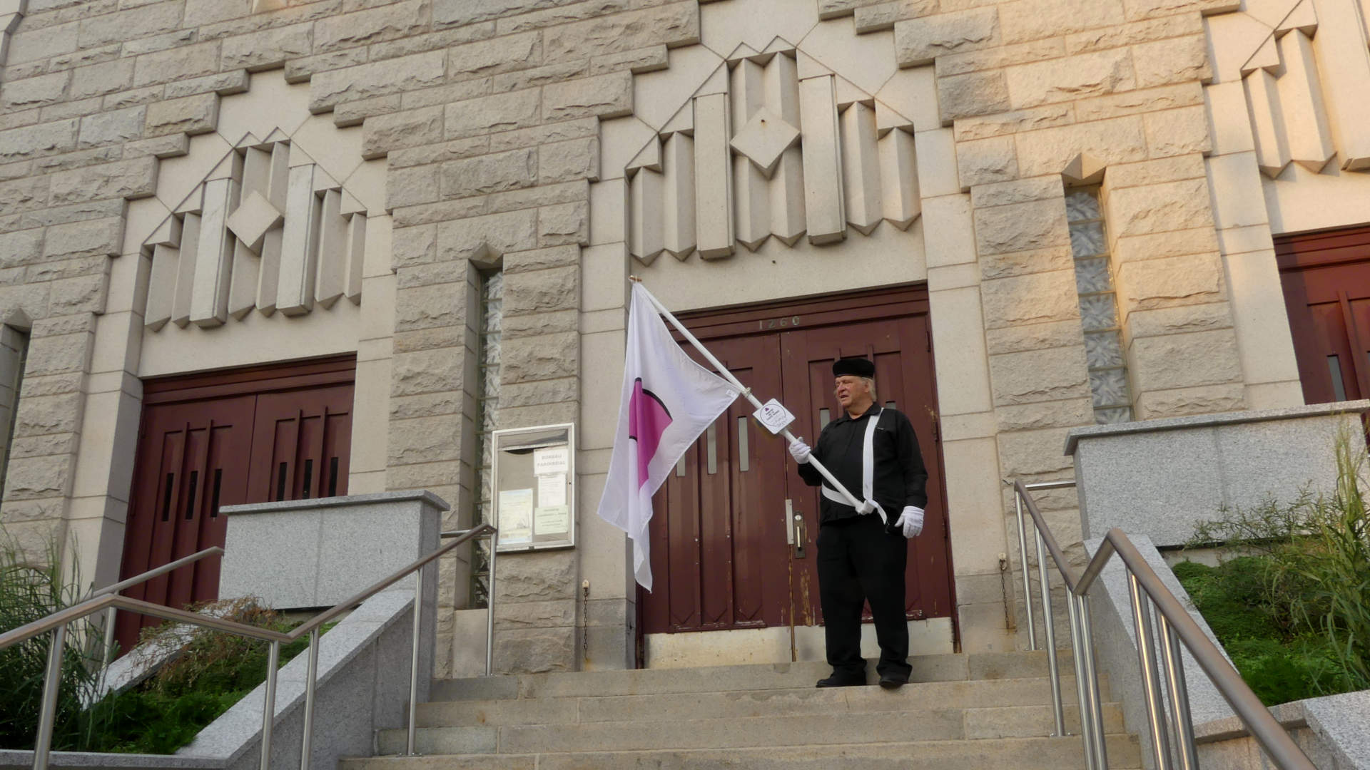 Je marche avec mon drapeau de la fiert� ronde devant l'�glise Saint-Fid�le Limoilou