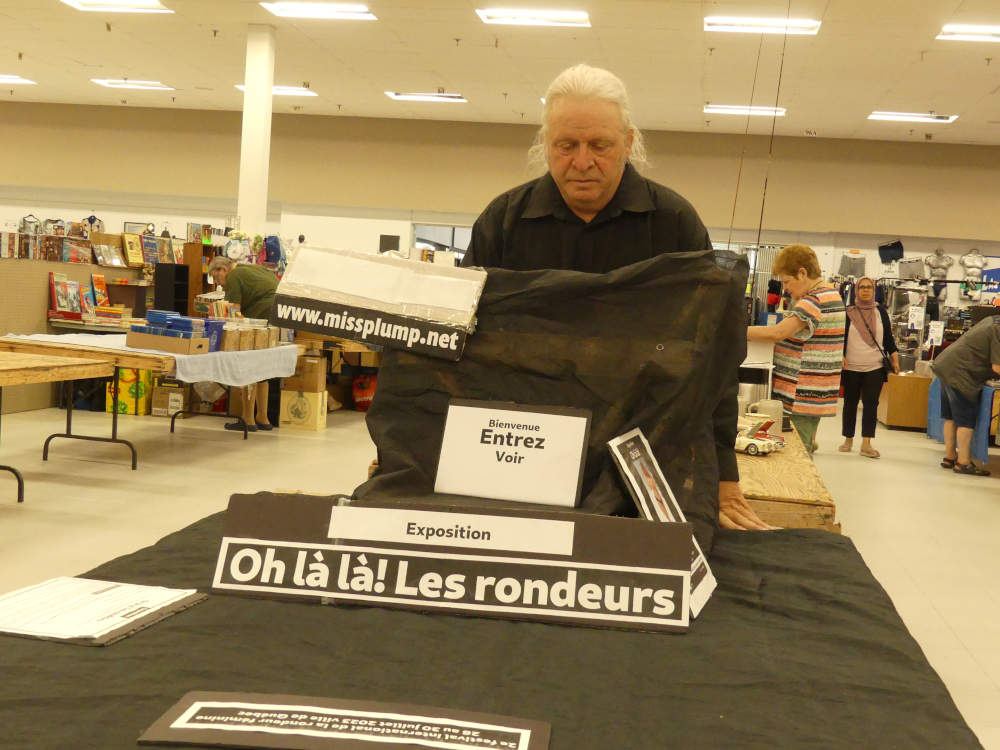 Jos Breton l'organisateur photographi devant son exposition  Oh l l! Les rondeurs  au march aux puces Jean-Talon charlesbourg Qubec 28 juillet 2024.