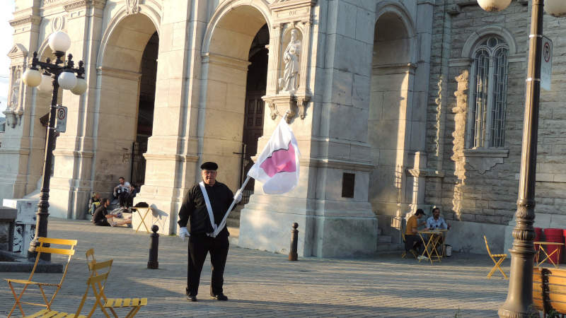 Je marche avec mon drapeau de la fierté ronde devant Église Saint-Jean-Baptiste.