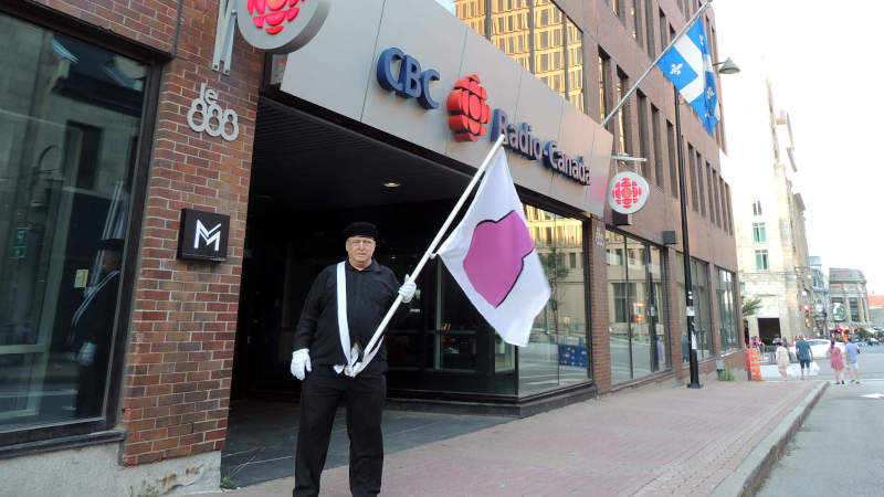 Je marche avec mon drapeau de la fierté ronde devant studio de Radio Canada
