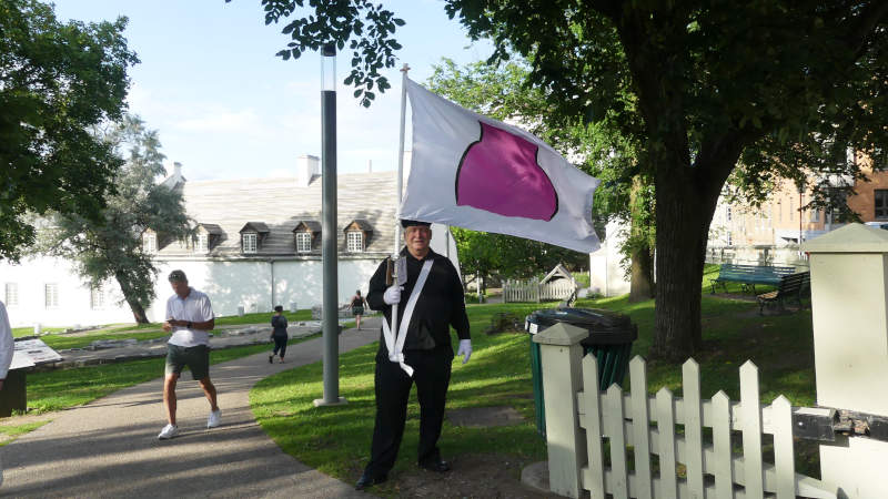 Je marche avec mon drapeau de la fierté ronde devant le parc de l'artillerie.