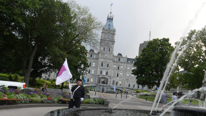 Je marche avec mon drapeau de la fierté ronde retour au Parlement de Québec.