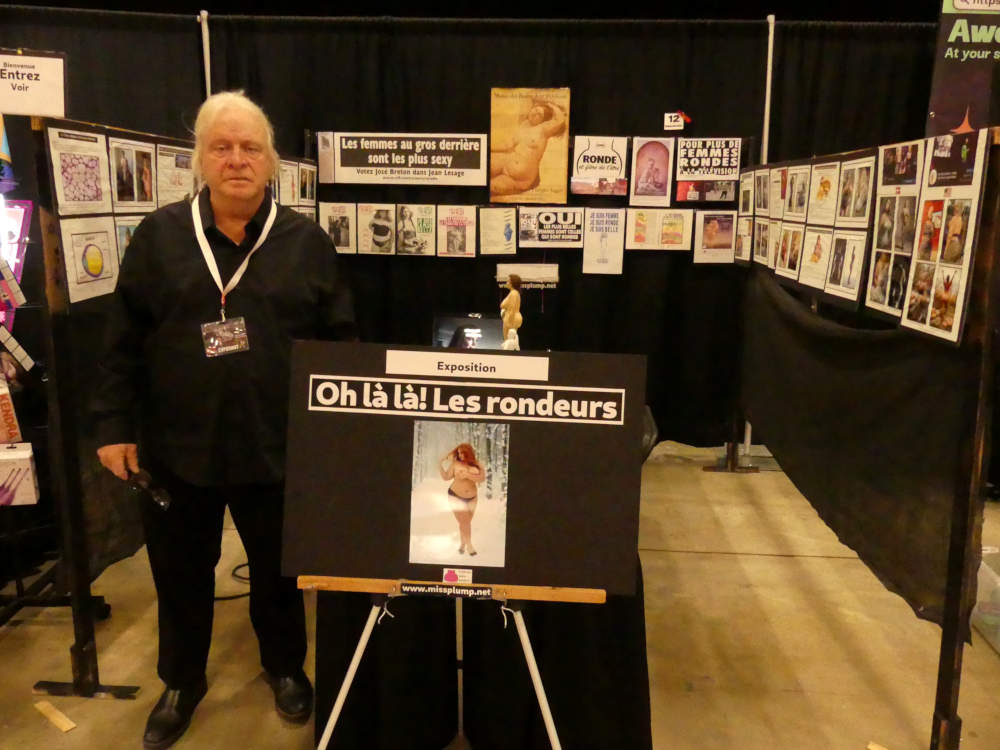 Jos� Breton cr�ateur et concepteur de l'exposition debout � l'int�rieur